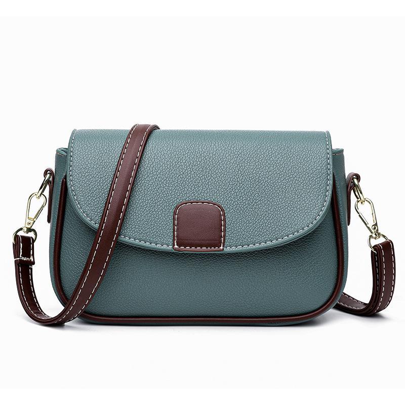 LuxeAura: Die Fashion Flap Shoulder Bag, ein vielseitiges und stilvolles kleines quadratisches Accessoire für die moderne Frau, die viel unterwegs ist.