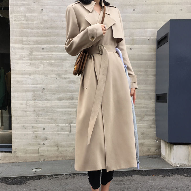 OverKneeStyle: Mittellanger Overknee-Trenchcoat für einen anspruchsvollen und stylischen Look.