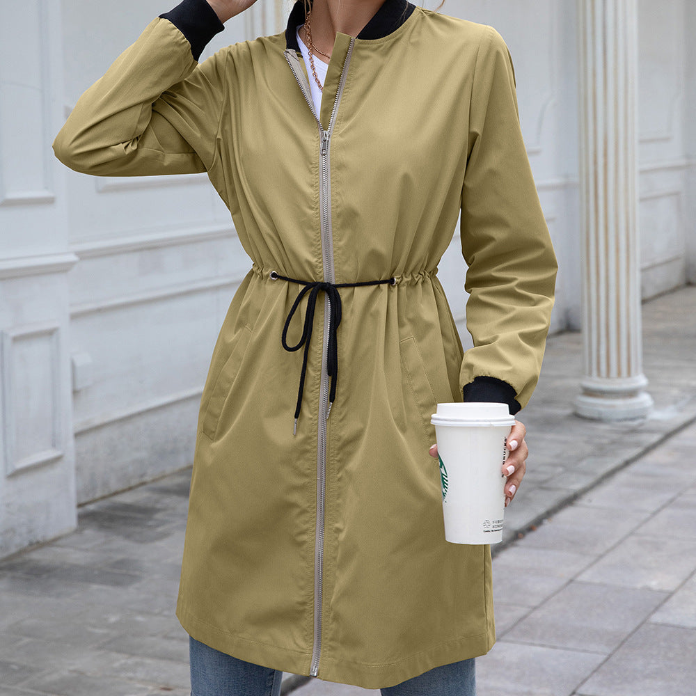 Langer Trenchcoat mit Kapuze und Taille