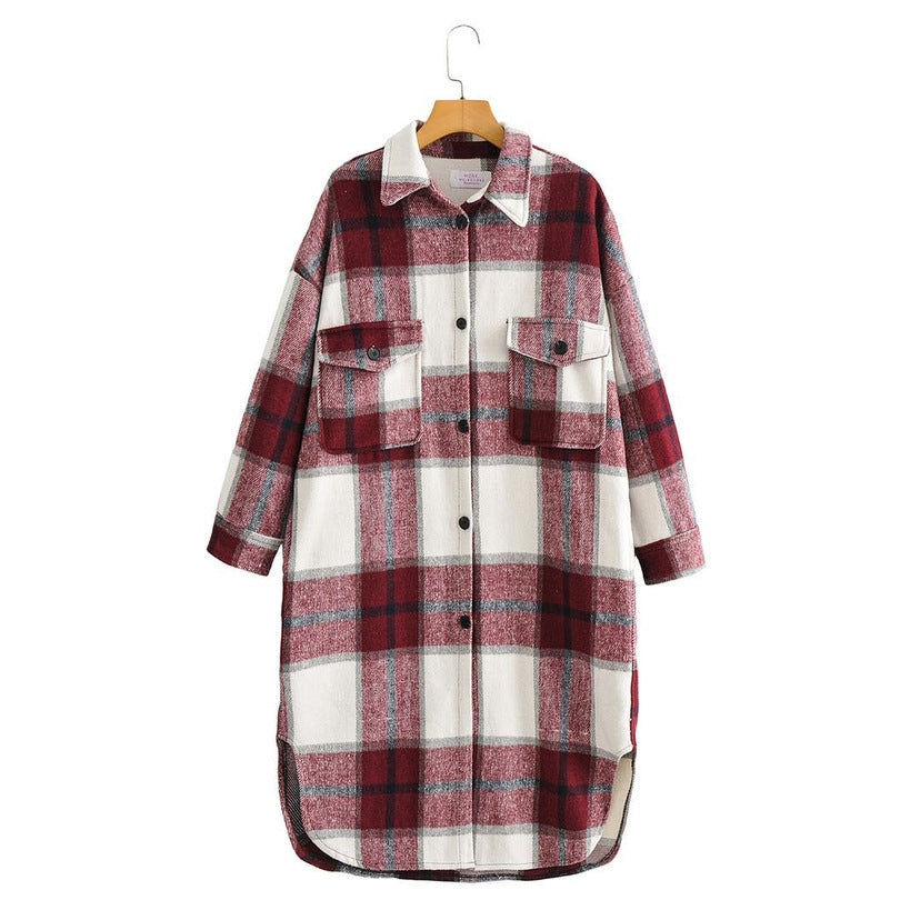 PlaidPrestige: Karierter Trenchcoat mit Revers und Knopfleiste für einen stilvollen und eleganten Auftritt.