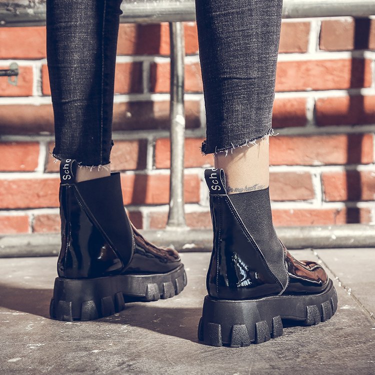 BritRise Plateaustiefel von DocStride – Kombinieren Sie britischen Stil mit modernem Flair in unseren Plateaustiefeln, perfekt, um jedem Outfit Größe und Eleganz zu verleihen.