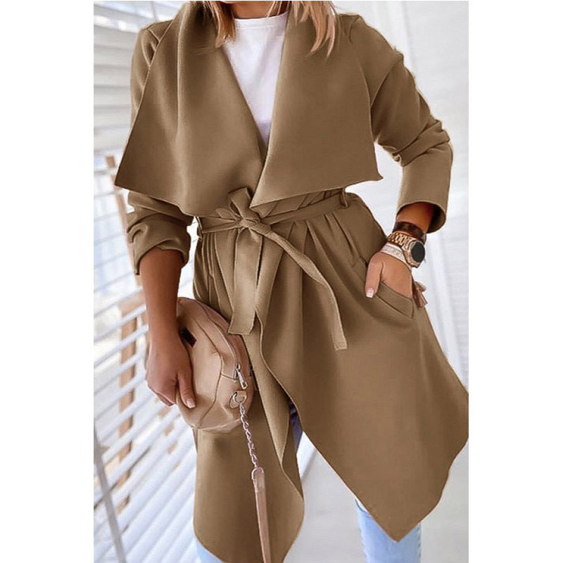 ClassicDrape: Langer Trenchcoat in Unifarbe mit Revers für zeitlose Eleganz.