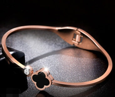 Japanese and Korean version of color gold 18K rose gold four-leaf clover bracelet female black alloy open bracelet jewelry