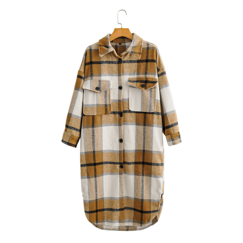 PlaidPrestige: Karierter Trenchcoat mit Revers und Knopfleiste für einen stilvollen und eleganten Auftritt.