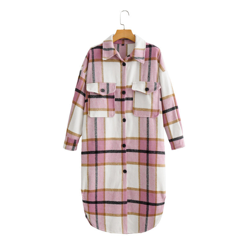 PlaidPrestige: Karierter Trenchcoat mit Revers und Knopfleiste für einen stilvollen und eleganten Auftritt.