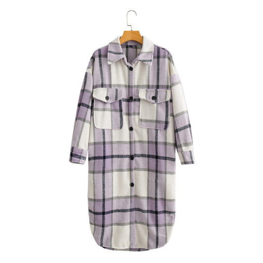 PlaidPrestige: Karierter Trenchcoat mit Revers und Knopfleiste für einen stilvollen und eleganten Auftritt.