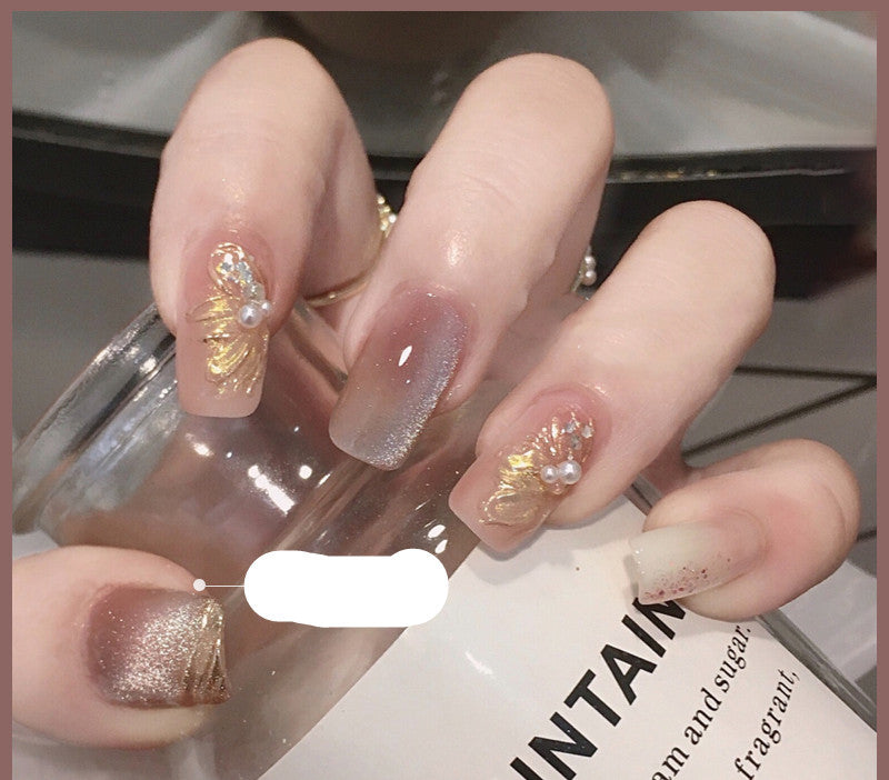 Milchtee-Nagellack mit Kristallsteinen und Katzenaugen