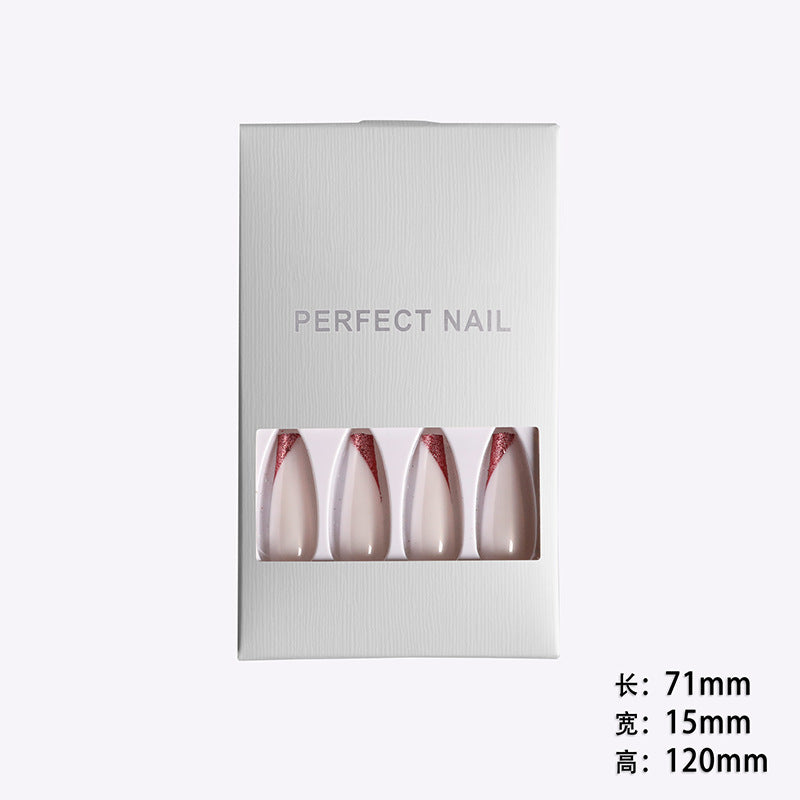 Nägel tragen, French Manicure in Roségold und mit abgeschrägter Kante, lange Ballettnägel, künstliche Nägel, fertige Produkte, verpackt