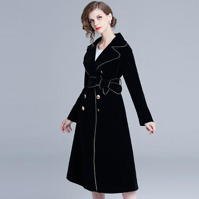 LondonElegance: Langer Trenchcoat im britischen Stil für einen klassischen und stilvollen Look.