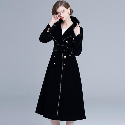 LondonElegance: Langer Trenchcoat im britischen Stil für einen klassischen und stilvollen Look.