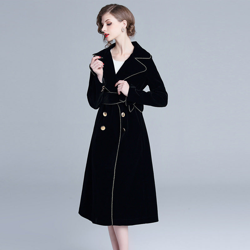 LondonElegance: Langer Trenchcoat im britischen Stil für einen klassischen und stilvollen Look.