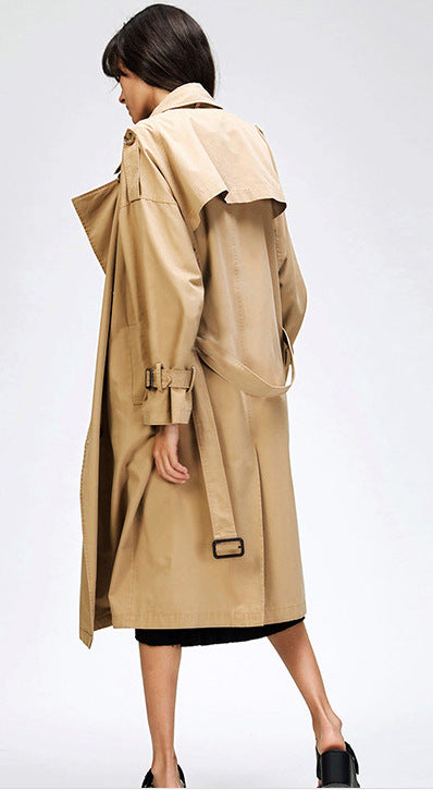 UrbanWash: Baumwollgewaschener Trenchcoat für einen entspannten und stylischen Look. 