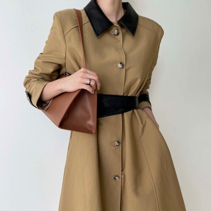 Zeitlose Fusion: Trenchcoat und Mantel im Retro-Patchwork-Stil für einen klassischen Touch.