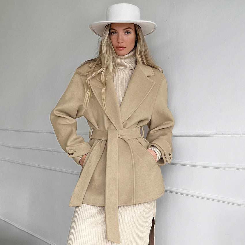 Vintage-Charme: Khakifarbener Retro-Trenchcoat mit Anzugkragen für einen zeitlosen Look.