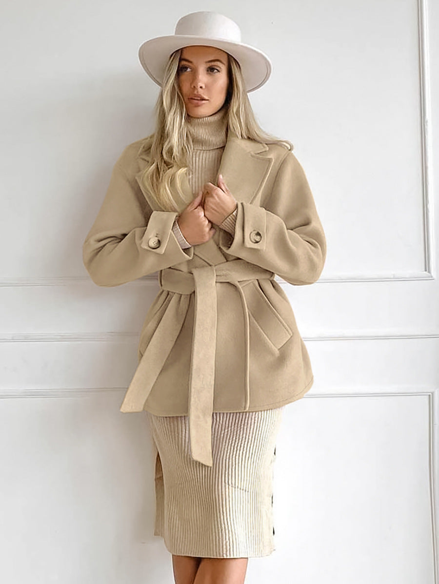 Vintage-Charme: Khakifarbener Retro-Trenchcoat mit Anzugkragen für einen zeitlosen Look.