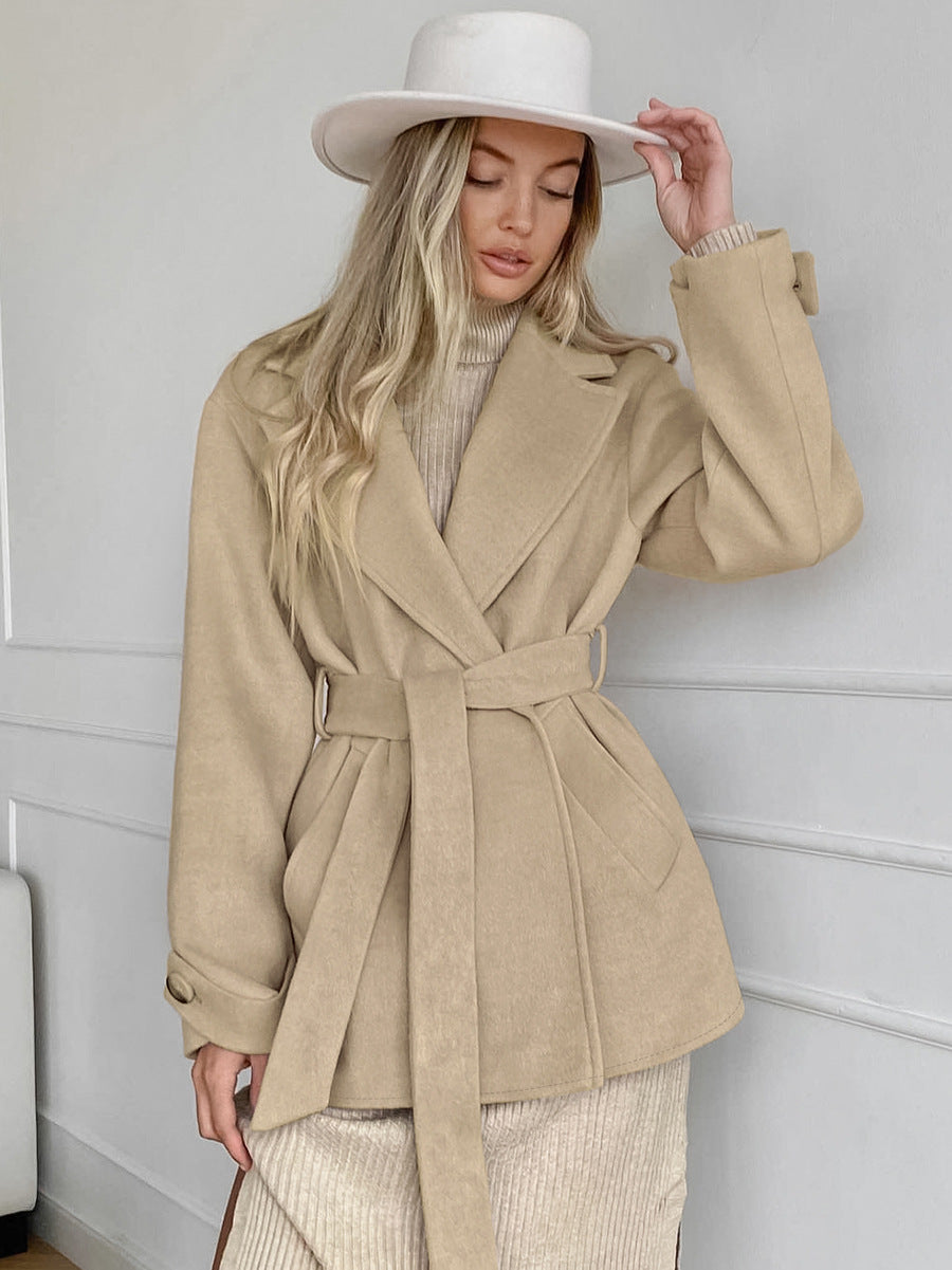 Vintage-Charme: Khakifarbener Retro-Trenchcoat mit Anzugkragen für einen zeitlosen Look.