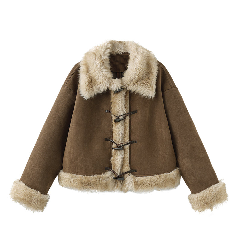 Plüschige Raffinesse: Lockerer Damen-Wildledermantel mit Revers für Herbst und Winter.