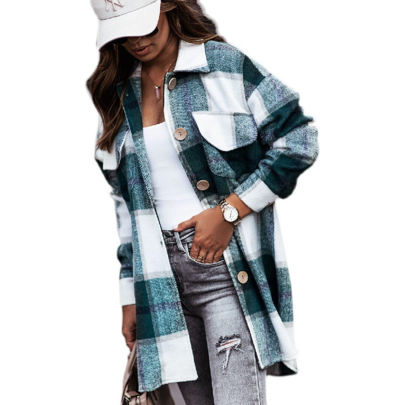 Plaid Panache: Modischer karierter Wollmantel für Damen.