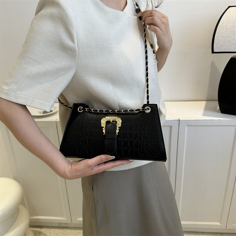 LuxeAura: The Women's Fashion Simple Chain Shoulder Bag, a chic and versatile accessory that epitomizes casual elegance.