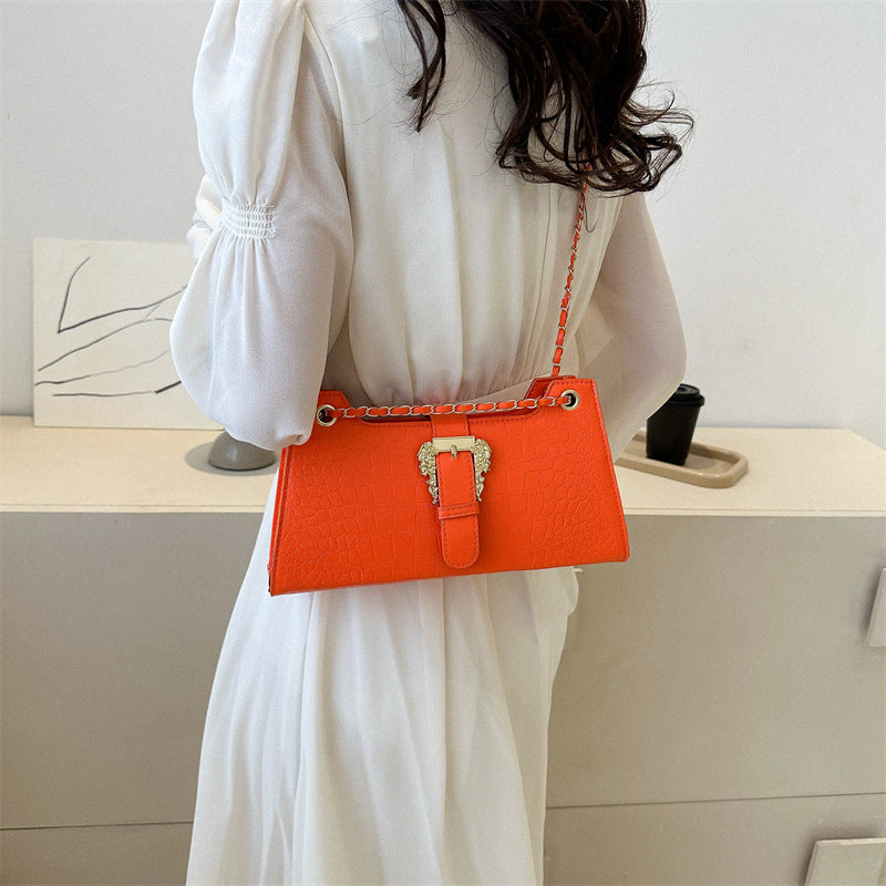 LuxeAura: The Women's Fashion Simple Chain Shoulder Bag, a chic and versatile accessory that epitomizes casual elegance.