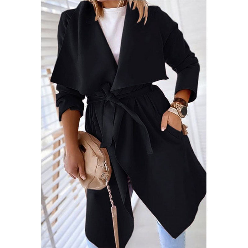 ClassicDrape: Langer Trenchcoat in Unifarbe mit Revers für zeitlose Eleganz.