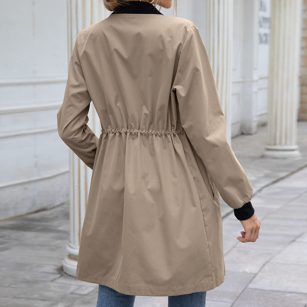 Langer Trenchcoat mit Kapuze und Taille