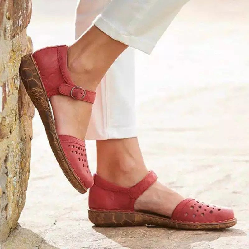 Neuer Sommer in stylischen Sandalen