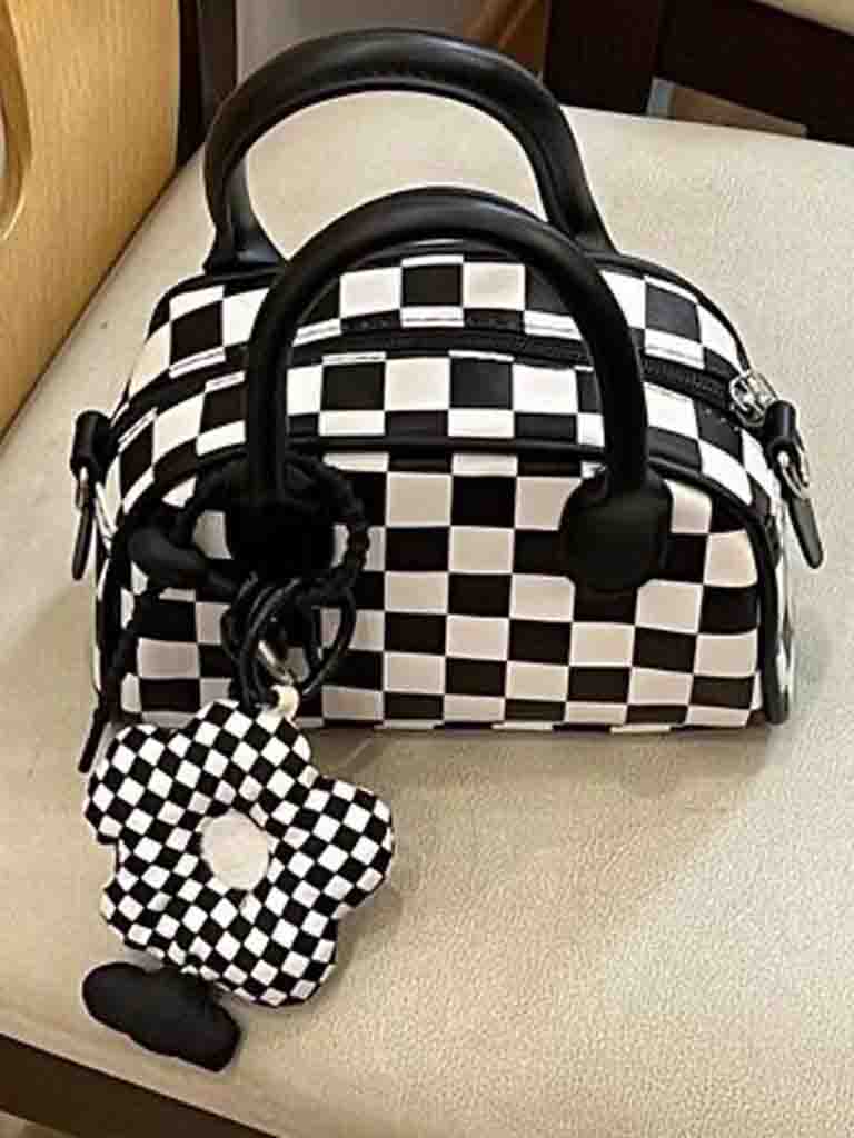 LuxeAura: Die neue Handtasche „Small Flower Pendant Checkerboard Bag“ verkörpert Nischendesign und zukunftsorientierten Stil.