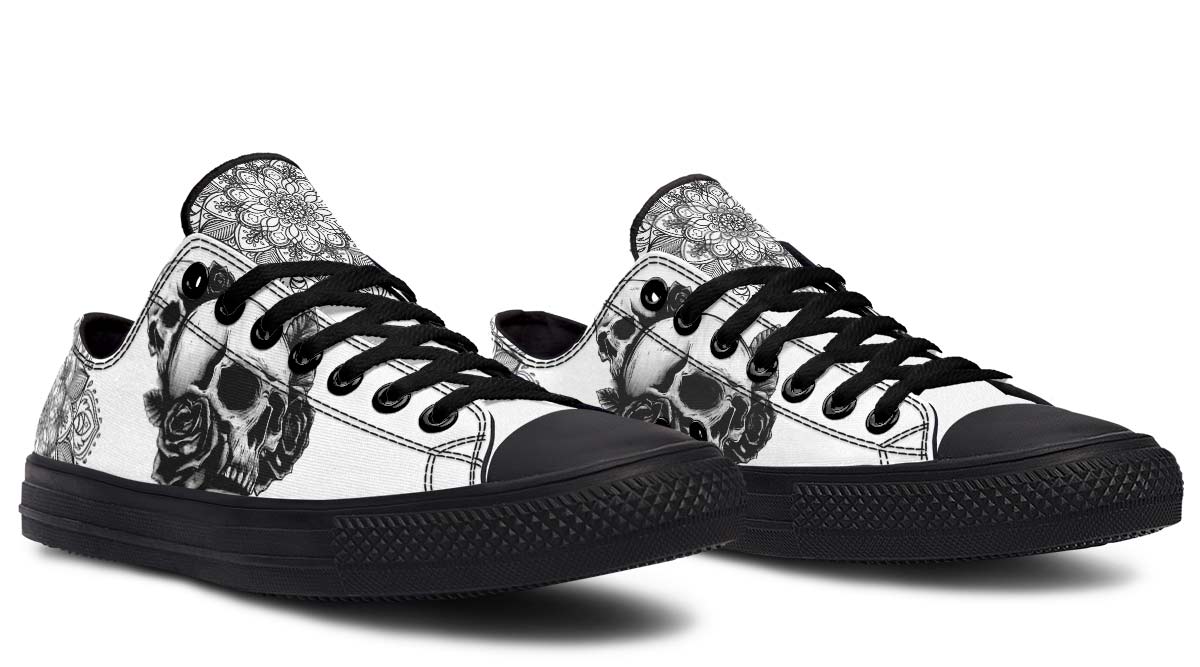 UrbanKicks - Schwarze Canvas-Schuhe mit Totenkopf- und Rosen-Print für Paare