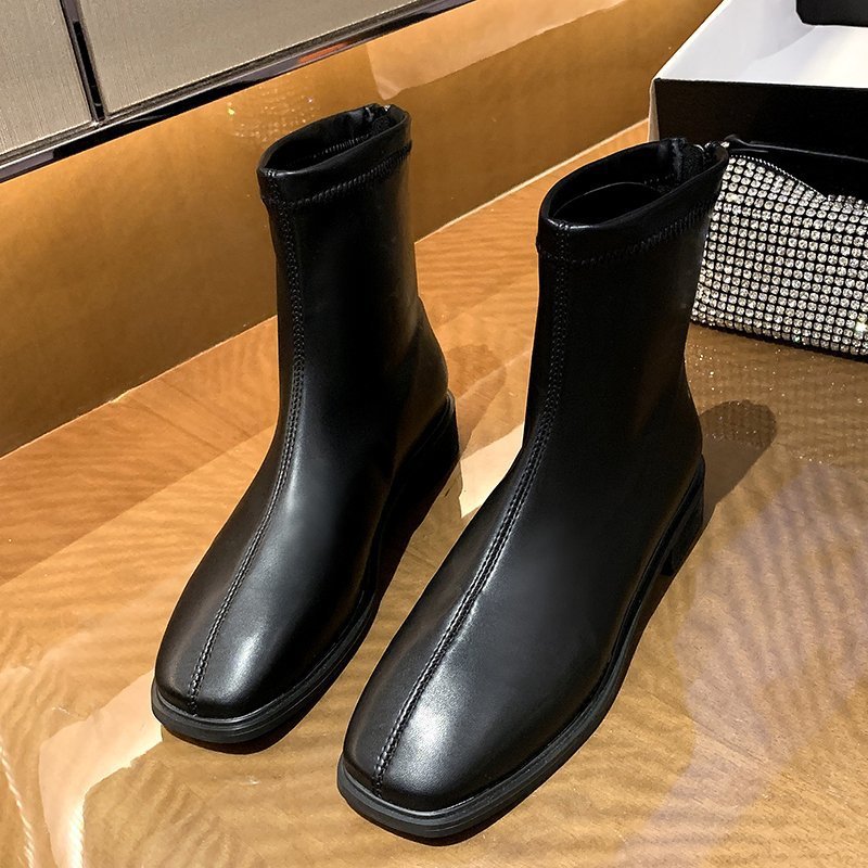 Vielseitige Eleganz verkörpert in unseren All-Match-Boots – ein Must-have für Ihre Garderobe.