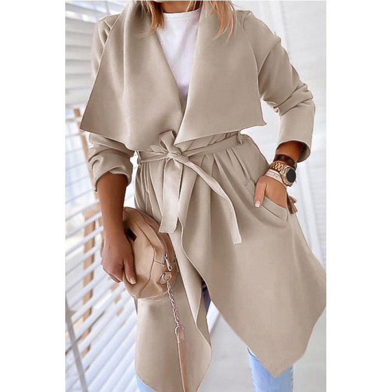 ClassicDrape: Langer Trenchcoat in Unifarbe mit Revers für zeitlose Eleganz.