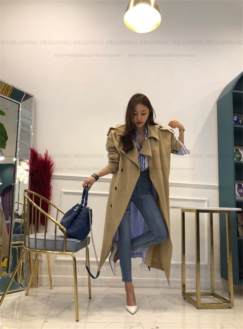 StripeElegance: Gestreifter Trenchcoat mit Revers für einen schicken und anspruchsvollen Look.