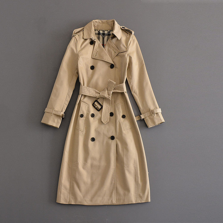 UrbanSophisticate: Zweireihiger Trenchcoat mittlerer Länge für einen zeitlosen und eleganten Look.