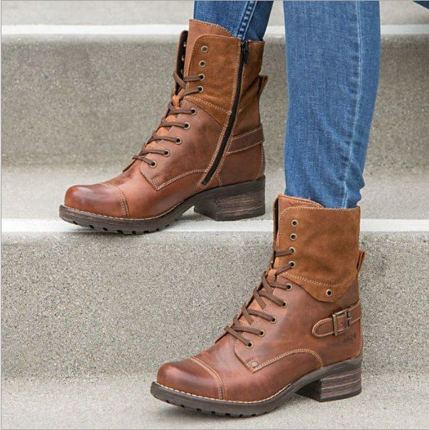 BeltedStride-Stiefel für Damen von DocStride – Gehen Sie mit Stil aus mit schicken Gürtelschnallendetails.