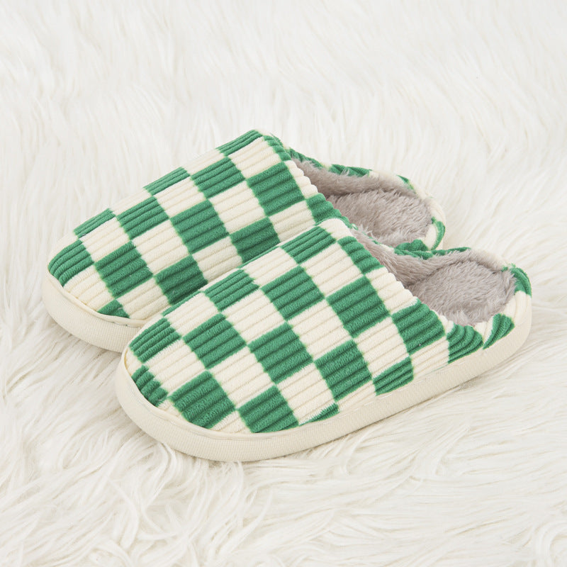 ChessChic: Klassische Damen-Slipper mit Schachbrettmuster für einen stilvollen Touch.