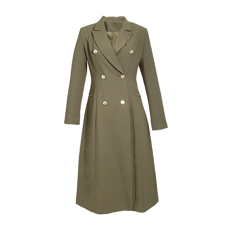 Designer-Eleganz: Modischer Trenchcoat in mittellanger Ausführung für Damen.