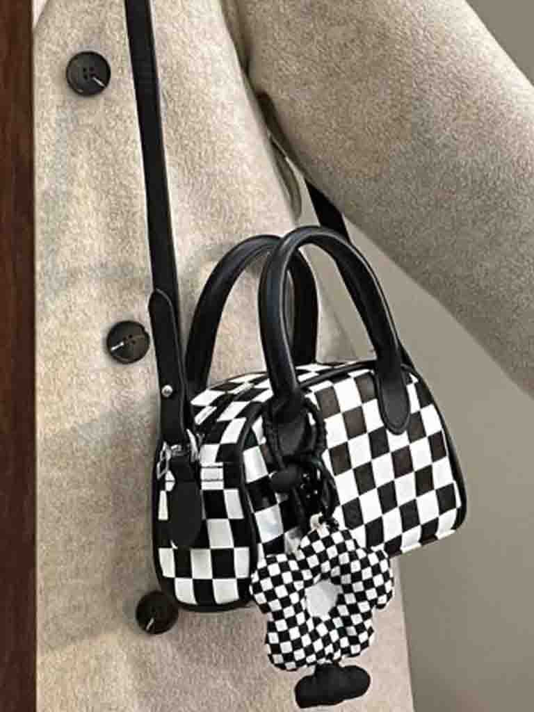 LuxeAura: Die neue Handtasche „Small Flower Pendant Checkerboard Bag“ verkörpert Nischendesign und zukunftsorientierten Stil.