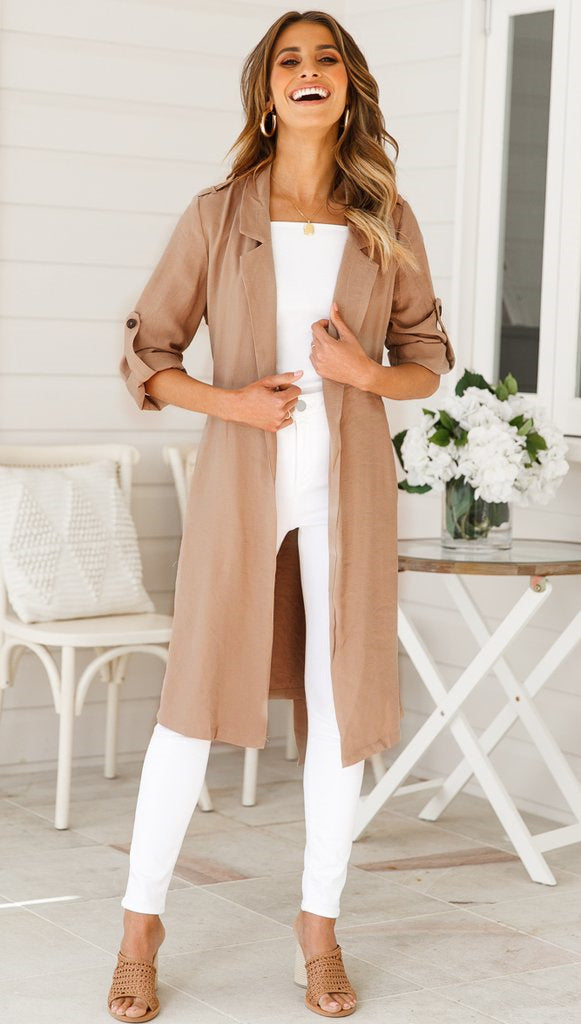 TimelessDrape: Lange Trenchcoat-Jacke für Damen für einen klassischen und eleganten Look.