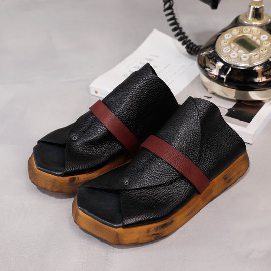 Sandalen und Slipper aus Leder