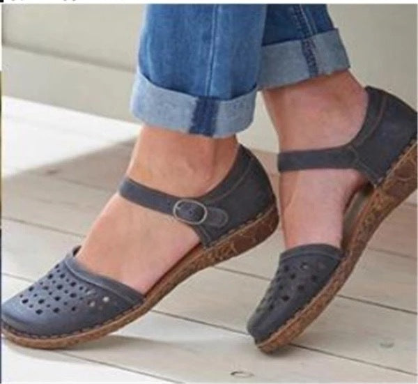 Neuer Sommer in stylischen Sandalen