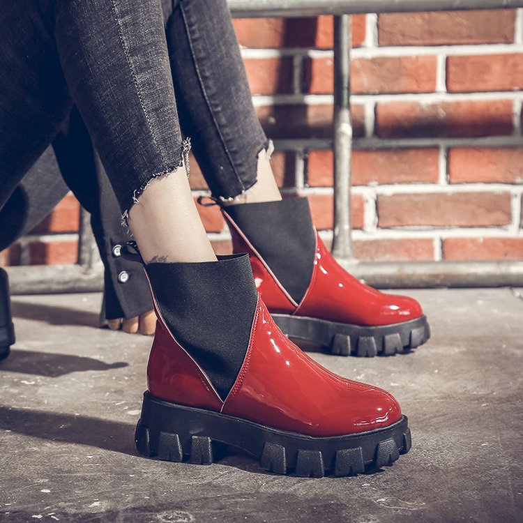 BritRise Plateaustiefel von DocStride – Kombinieren Sie britischen Stil mit modernem Flair in unseren Plateaustiefeln, perfekt, um jedem Outfit Größe und Eleganz zu verleihen.