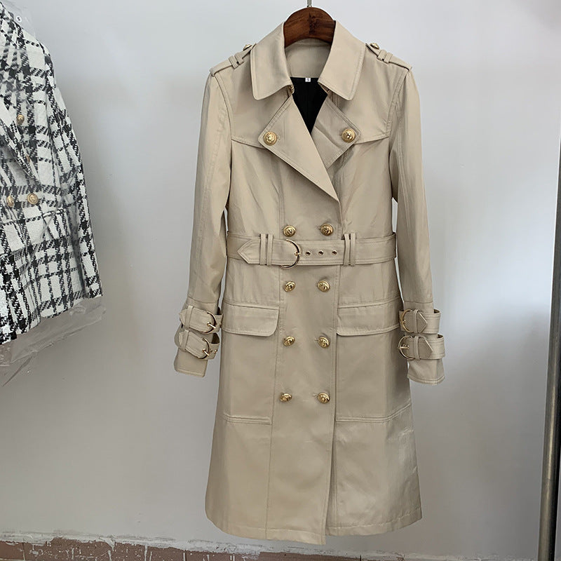 BeltedElegance: Langer, zweireihiger Trenchcoat mit Schnalle und Gürtel für einen zeitlosen und eleganten Look.