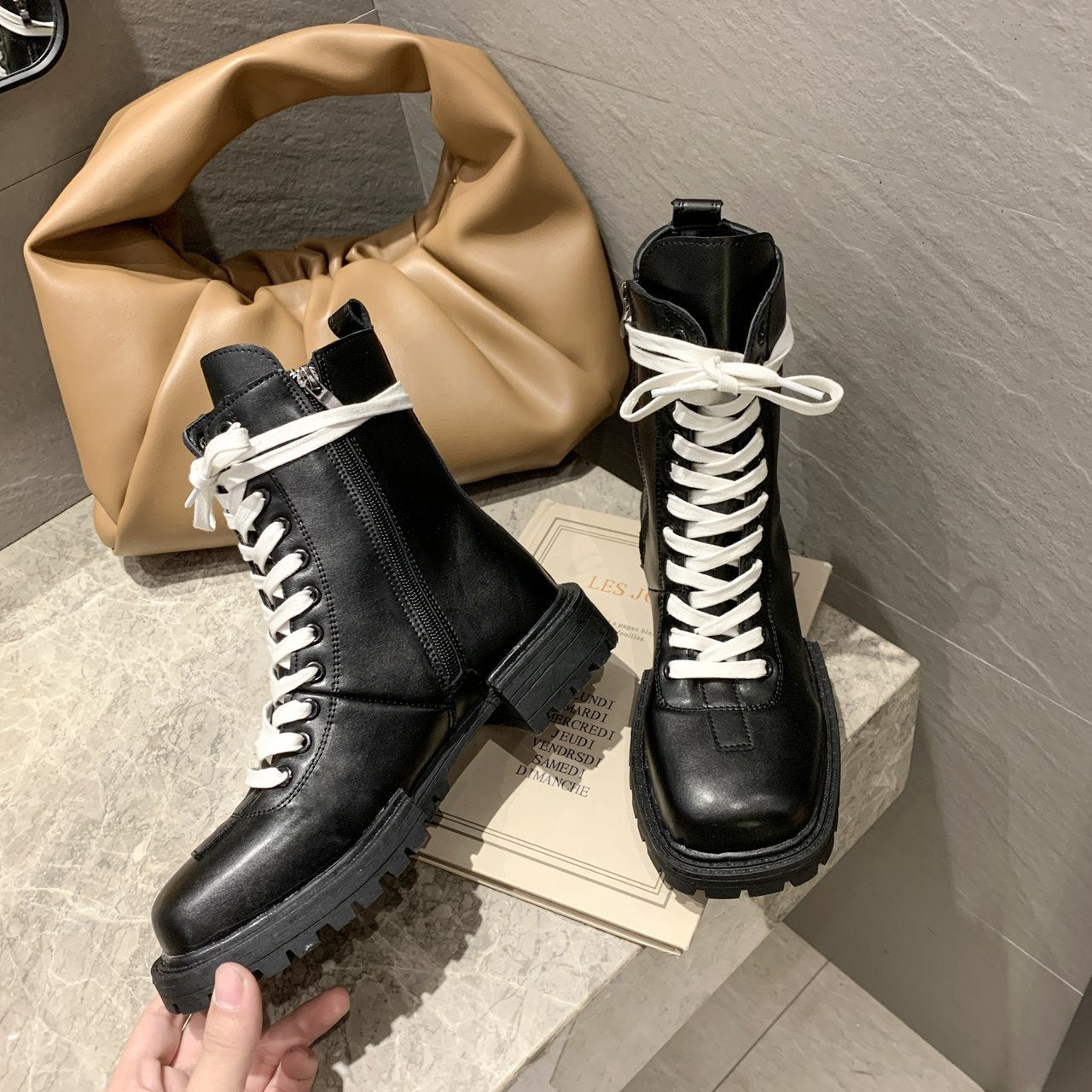 Die Herbst-Motorradstiefel mit Schnürung von DocStride Footwear DivaDrive. Mit seitlichem Reißverschluss und quadratischem Schaft für trendigen Chic.