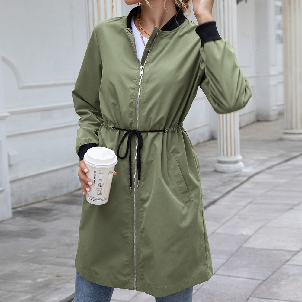 Langer Trenchcoat mit Kapuze und Taille