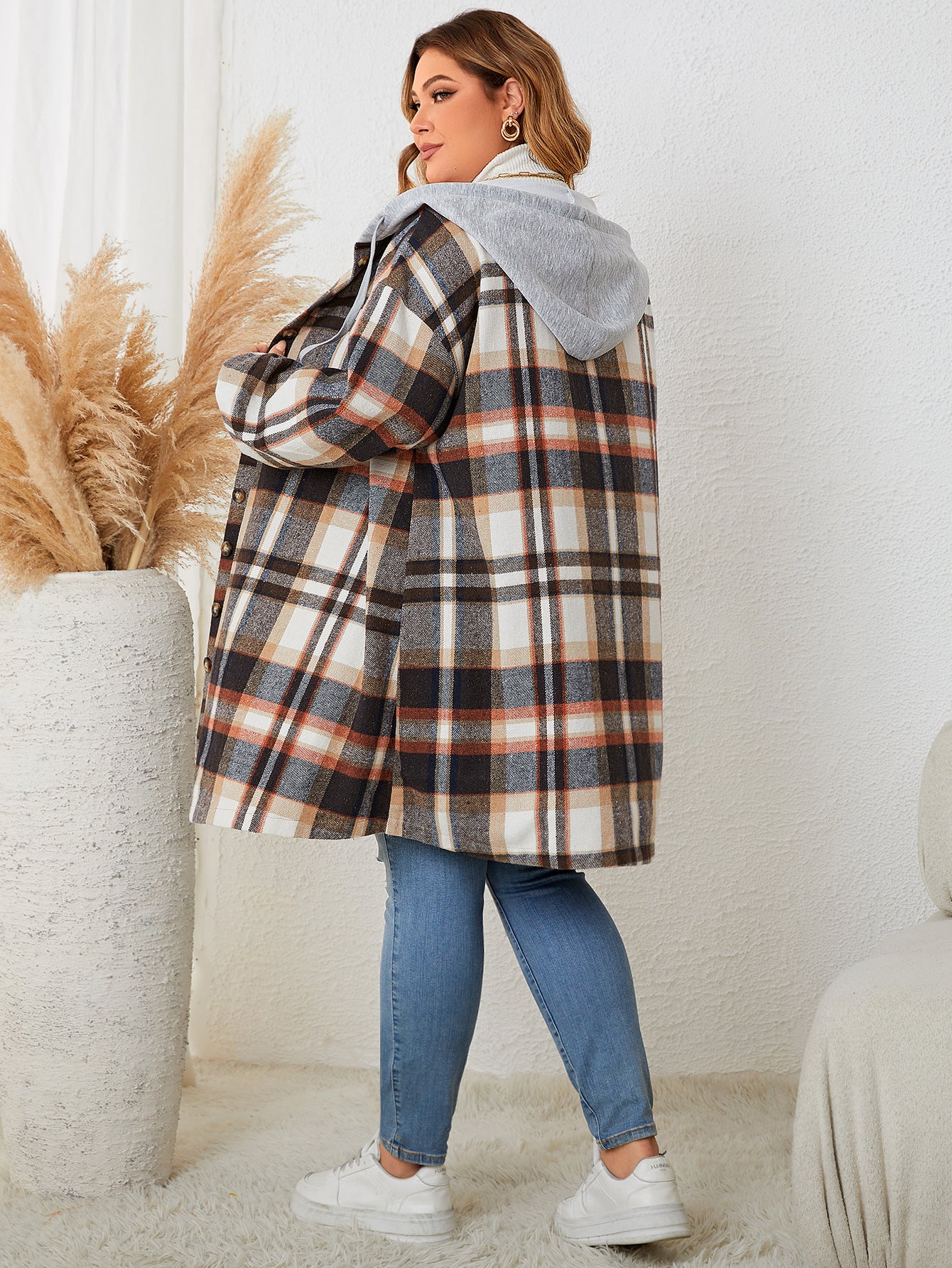 Plaid Lady: Neuer mittellanger Kapuzenmantel für Damen in großen Größen für Herbst und Winter mit Stil.