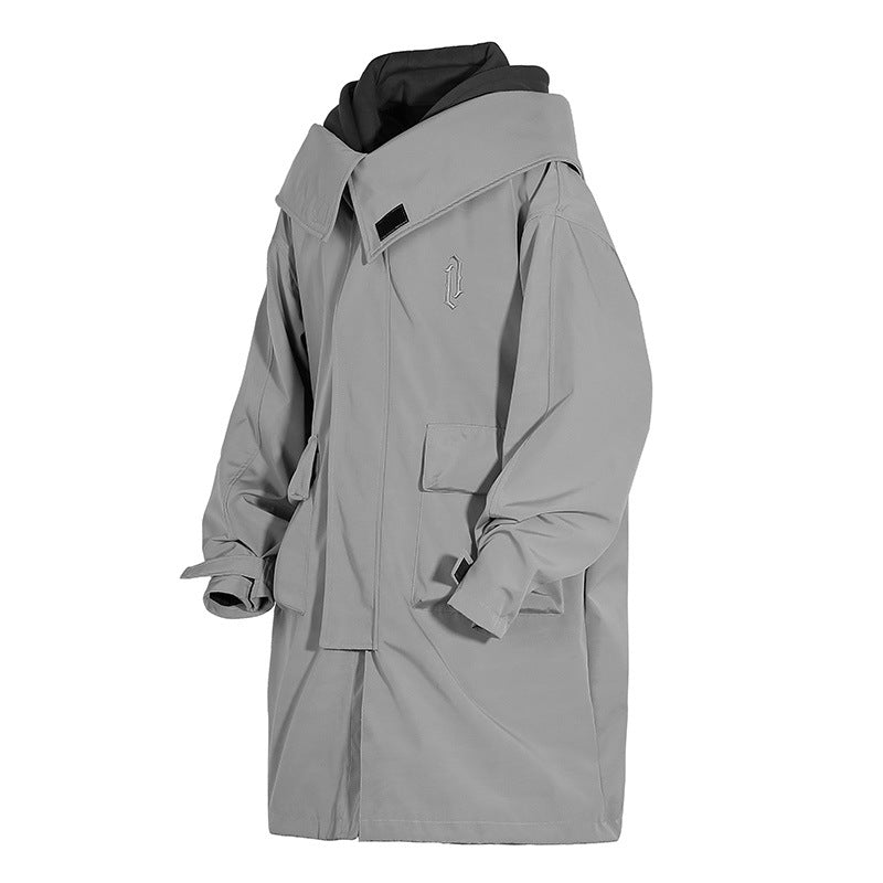 UrbanBlend: Trenchcoats mit Kapuze und lockerer Passform für den modernen Stil sowohl von Männern als auch von Frauen.