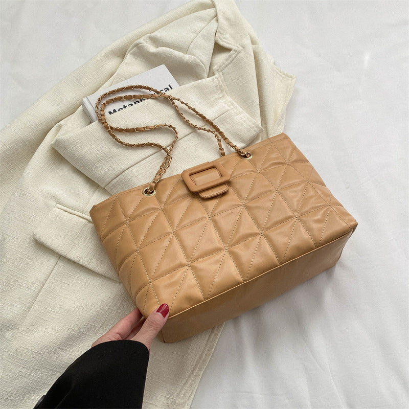 LuxeAura: The Chic Rhombus Bag, a trendy and sophisticated accessory for women on the go.