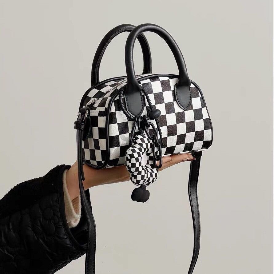 LuxeAura: Die neue Handtasche „Small Flower Pendant Checkerboard Bag“ verkörpert Nischendesign und zukunftsorientierten Stil.