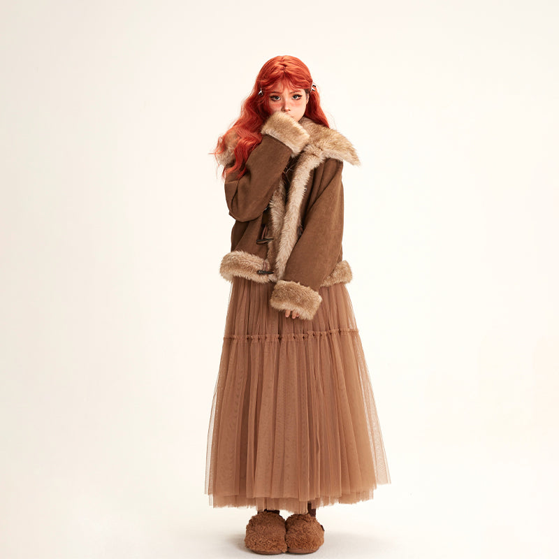 Plüschige Raffinesse: Lockerer Damen-Wildledermantel mit Revers für Herbst und Winter.