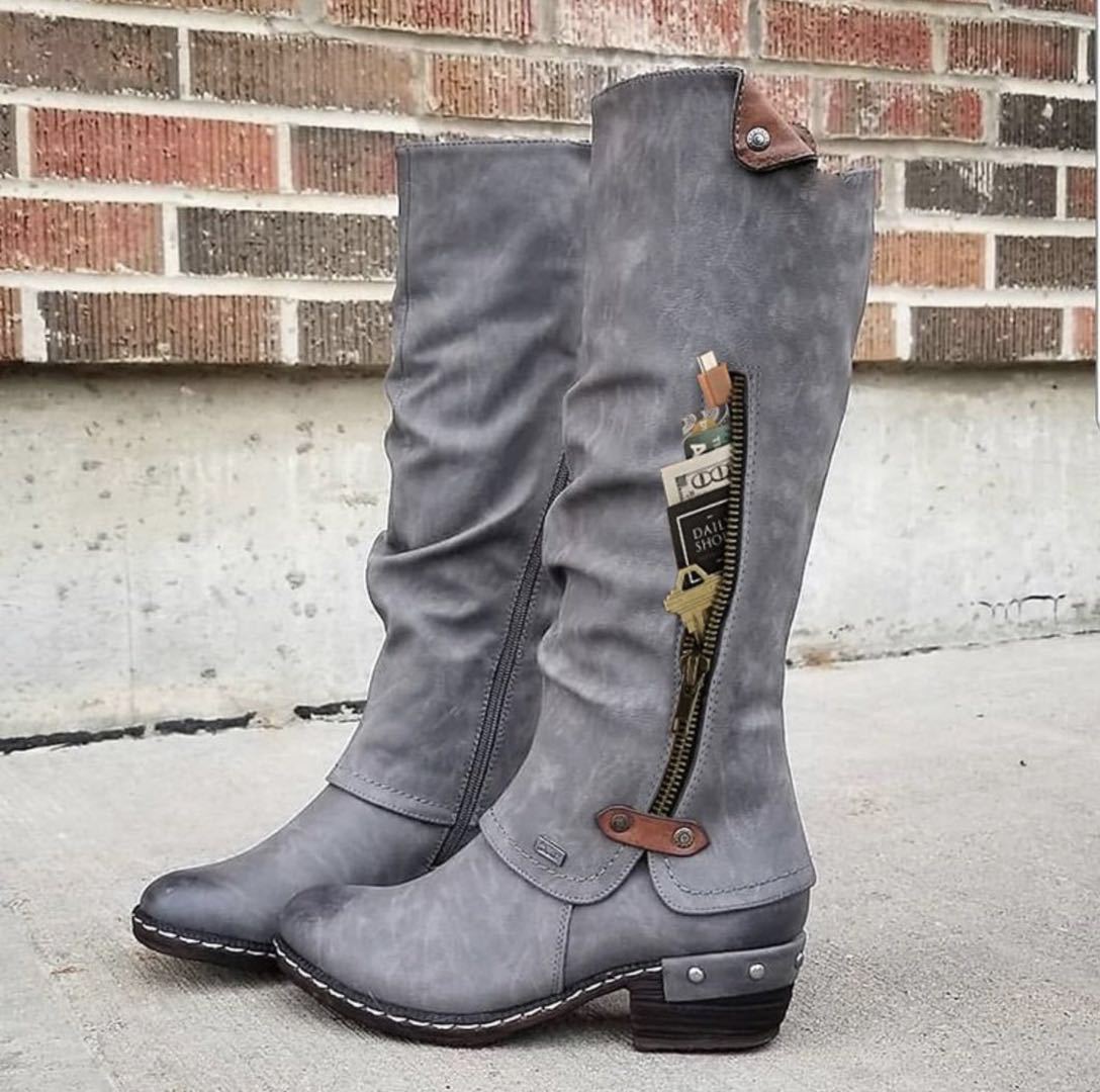 FemmeStride-Stiefel von DocStride – Entdecken Sie die perfekte Mischung aus Stil und Komfort mit unseren Damenstiefeln, die Ihren Look für jeden Anlass aufwerten.